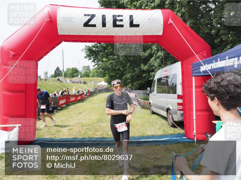 21.06.2025 - 27. Vierlanden-Triathlon MichiJ http://msf.ph/oto/8029637 15.06.2026 12:23:24 Ziel 168 meine-sportfotos.de