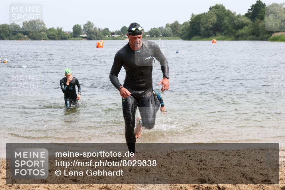 15.06.2025 - 27. Vierlanden-Triathlon Lena Gebhardt http://msf.ph/oto/8029638 15.06.2025 11:05:54 Schwimmen 670, 779, 817, 819, 837 meine-sportfotos.de