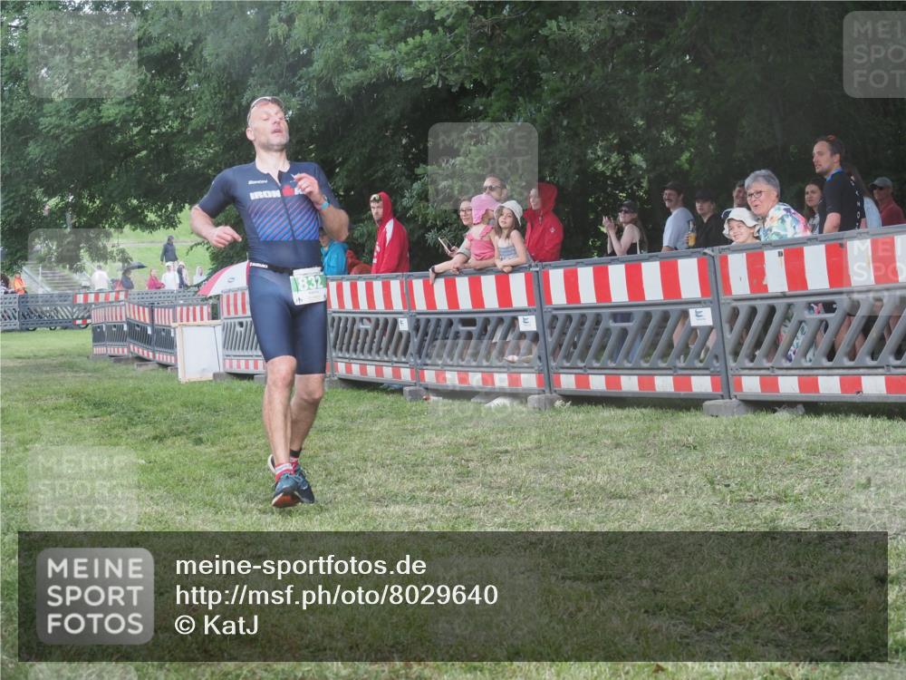 21.06.2025 - 27. Vierlanden-Triathlon KatJ http://msf.ph/oto/8029640 15.06.2025 13:35:43 Ziel 832 meine-sportfotos.de