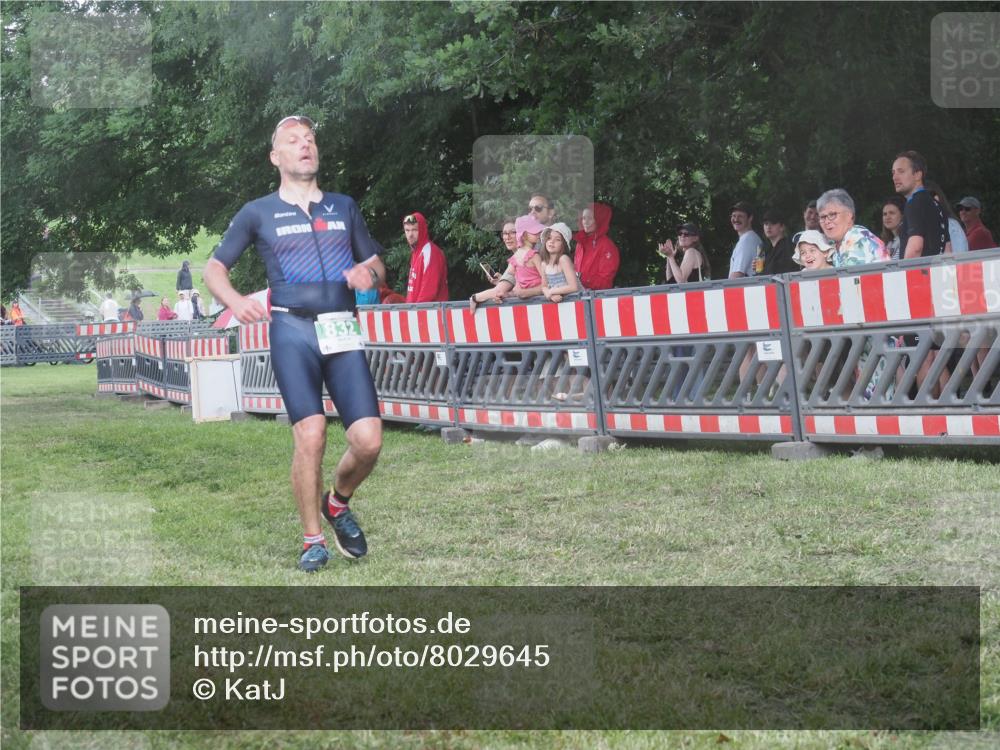 21.06.2025 - 27. Vierlanden-Triathlon KatJ http://msf.ph/oto/8029645 15.06.2025 13:35:43 Ziel 832 meine-sportfotos.de