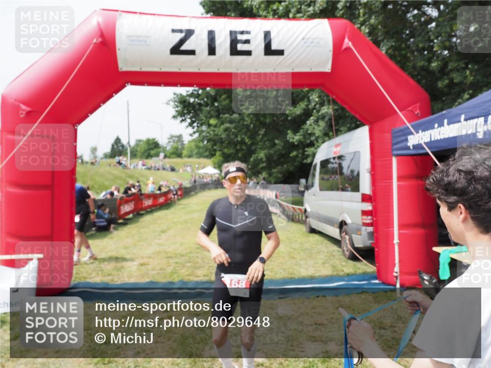 21.06.2025 - 27. Vierlanden-Triathlon MichiJ http://msf.ph/oto/8029648 15.06.2026 12:23:24 Ziel 168 meine-sportfotos.de
