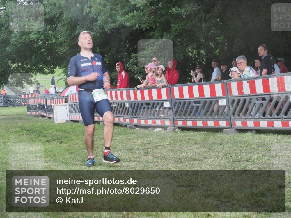 21.06.2025 - 27. Vierlanden-Triathlon KatJ http://msf.ph/oto/8029650 15.06.2025 13:35:43 Ziel 832 meine-sportfotos.de