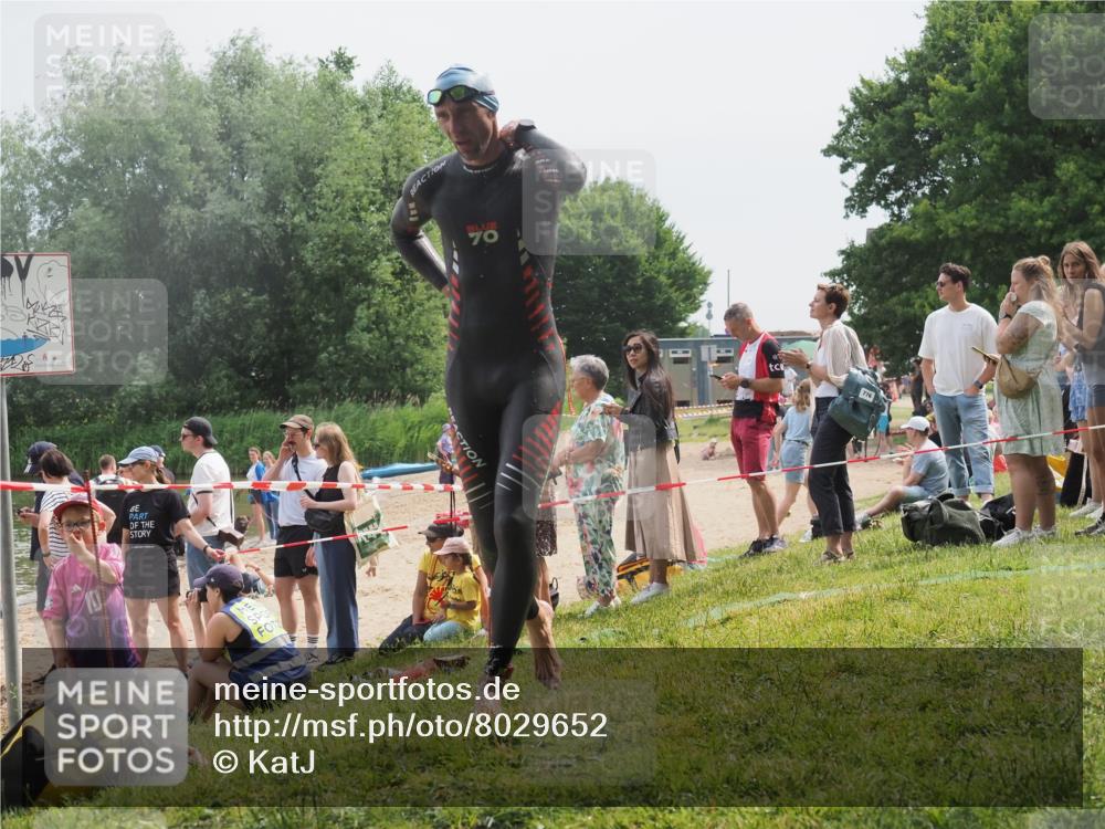 15.06.2025 - 27. Vierlanden-Triathlon KatJ http://msf.ph/oto/8029652 15.06.2025 11:05:44 Schwimmen 837, 854 meine-sportfotos.de