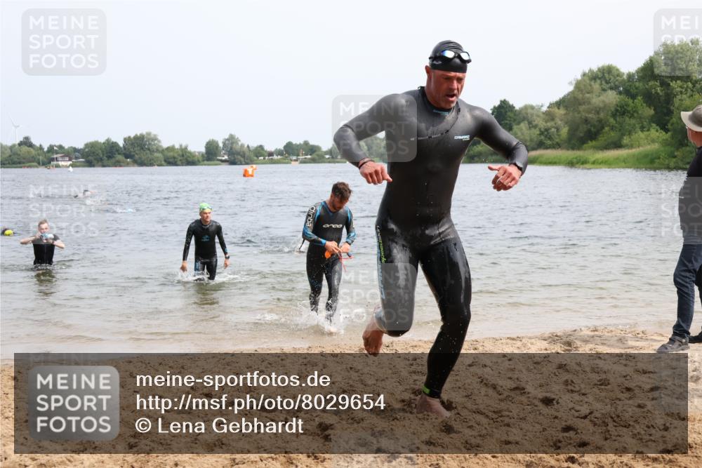 15.06.2025 - 27. Vierlanden-Triathlon Lena Gebhardt http://msf.ph/oto/8029654 15.06.2025 11:05:55 Schwimmen 670, 779, 817, 819, 837 meine-sportfotos.de