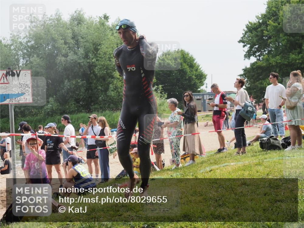 15.06.2025 - 27. Vierlanden-Triathlon KatJ http://msf.ph/oto/8029655 15.06.2025 11:05:44 Schwimmen 837, 854 meine-sportfotos.de