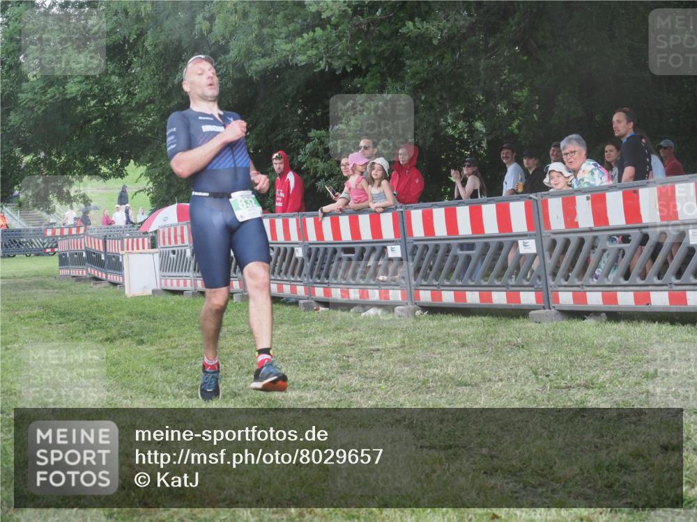 21.06.2025 - 27. Vierlanden-Triathlon KatJ http://msf.ph/oto/8029657 15.06.2025 13:35:43 Ziel 832 meine-sportfotos.de