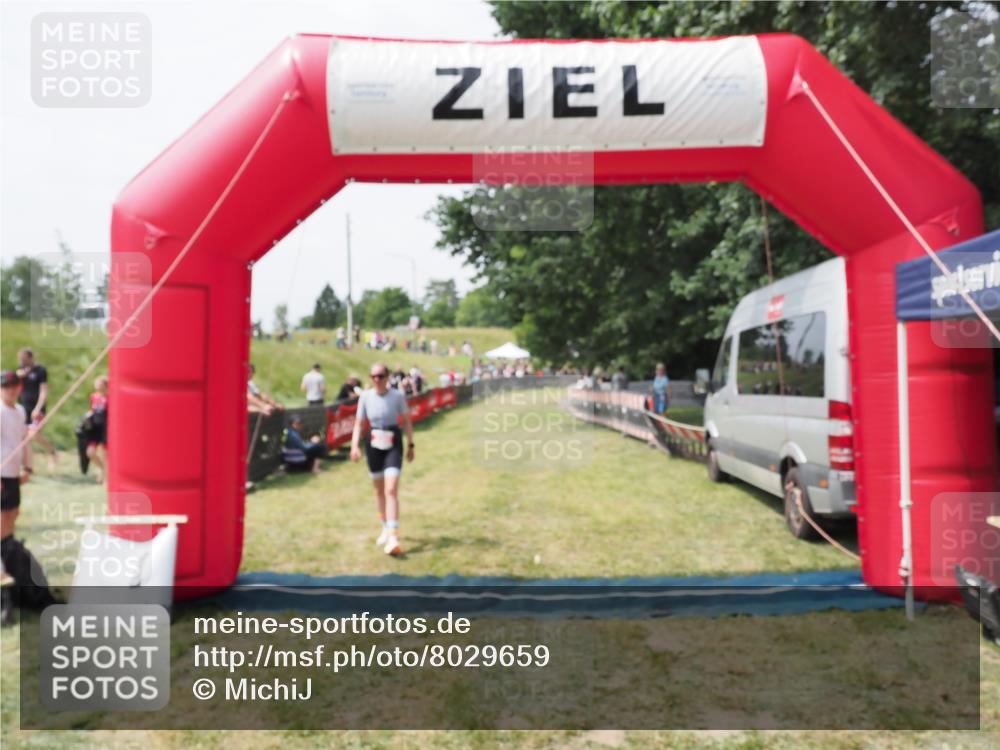 21.06.2025 - 27. Vierlanden-Triathlon MichiJ http://msf.ph/oto/8029659 15.06.2026 12:24:04 Ziel  meine-sportfotos.de