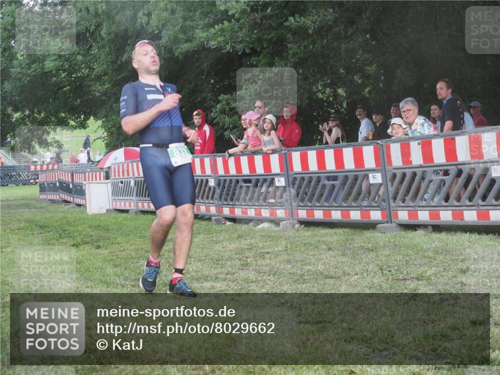 21.06.2025 - 27. Vierlanden-Triathlon KatJ http://msf.ph/oto/8029662 15.06.2025 13:35:43 Ziel 832 meine-sportfotos.de