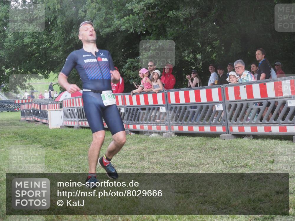 21.06.2025 - 27. Vierlanden-Triathlon KatJ http://msf.ph/oto/8029666 15.06.2025 13:35:43 Ziel 832 meine-sportfotos.de