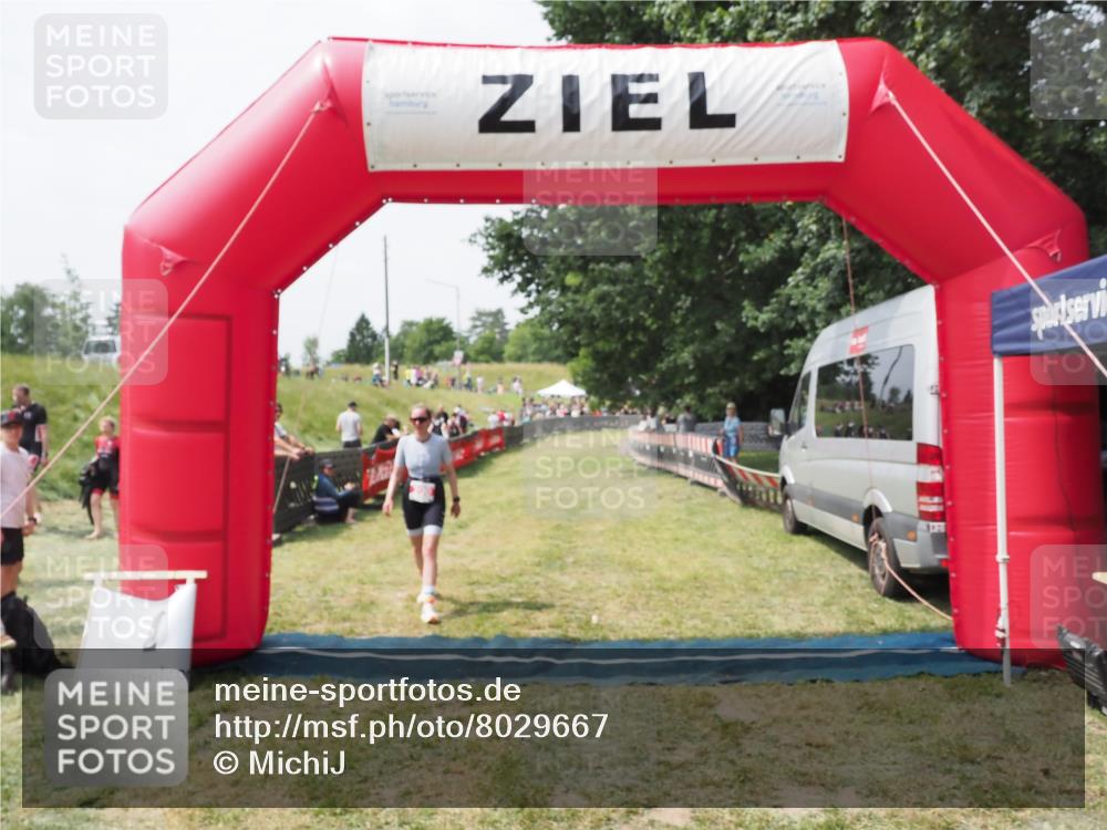 21.06.2025 - 27. Vierlanden-Triathlon MichiJ http://msf.ph/oto/8029667 15.06.2026 12:24:04 Ziel  meine-sportfotos.de