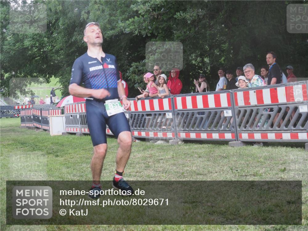 21.06.2025 - 27. Vierlanden-Triathlon KatJ http://msf.ph/oto/8029671 15.06.2025 13:35:44 Ziel 832 meine-sportfotos.de