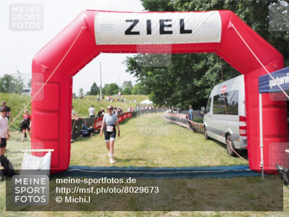21.06.2025 - 27. Vierlanden-Triathlon MichiJ http://msf.ph/oto/8029673 15.06.2026 12:24:05 Ziel  meine-sportfotos.de