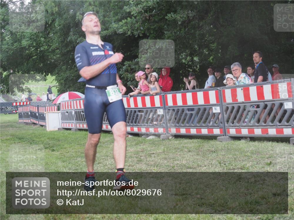 21.06.2025 - 27. Vierlanden-Triathlon KatJ http://msf.ph/oto/8029676 15.06.2025 13:35:44 Ziel 832 meine-sportfotos.de
