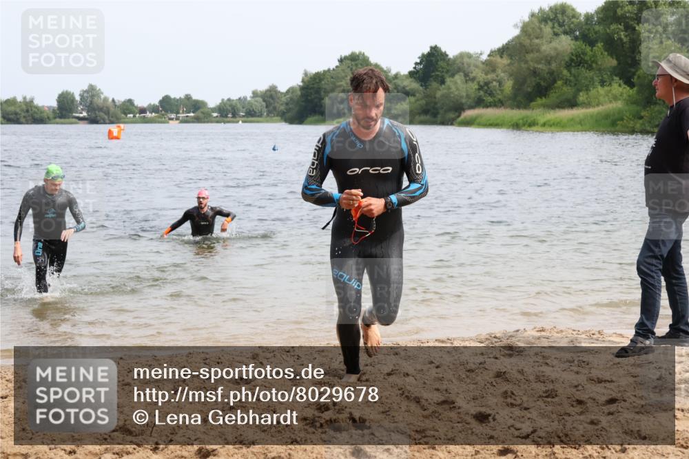 15.06.2025 - 27. Vierlanden-Triathlon Lena Gebhardt http://msf.ph/oto/8029678 15.06.2025 11:05:57 Schwimmen 670, 779, 817, 819 meine-sportfotos.de