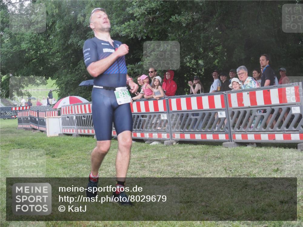 21.06.2025 - 27. Vierlanden-Triathlon KatJ http://msf.ph/oto/8029679 15.06.2025 13:35:44 Ziel 832 meine-sportfotos.de