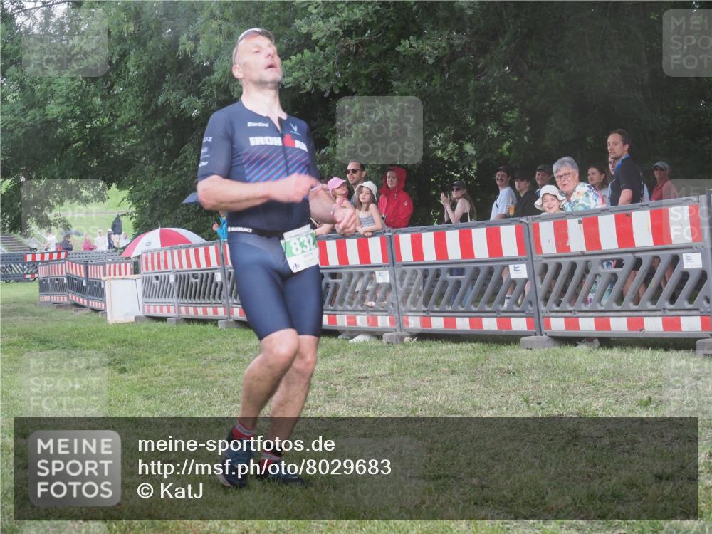 21.06.2025 - 27. Vierlanden-Triathlon KatJ http://msf.ph/oto/8029683 15.06.2025 13:35:44 Ziel 832 meine-sportfotos.de