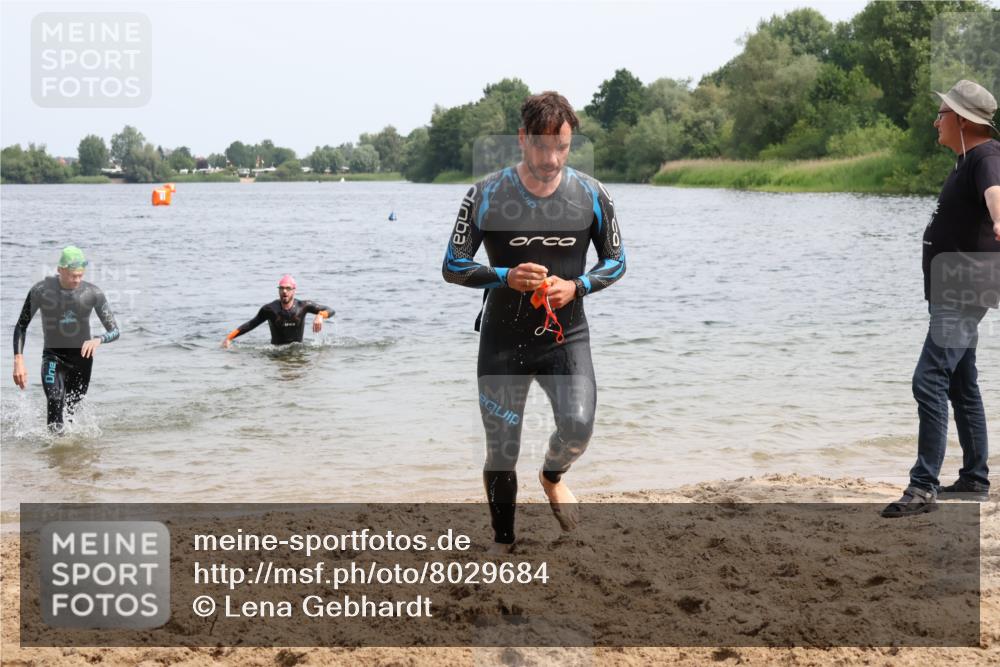 15.06.2025 - 27. Vierlanden-Triathlon Lena Gebhardt http://msf.ph/oto/8029684 15.06.2025 11:05:57 Schwimmen 670, 779, 817, 819 meine-sportfotos.de