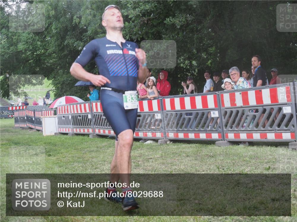 21.06.2025 - 27. Vierlanden-Triathlon KatJ http://msf.ph/oto/8029688 15.06.2025 13:35:44 Ziel 832 meine-sportfotos.de
