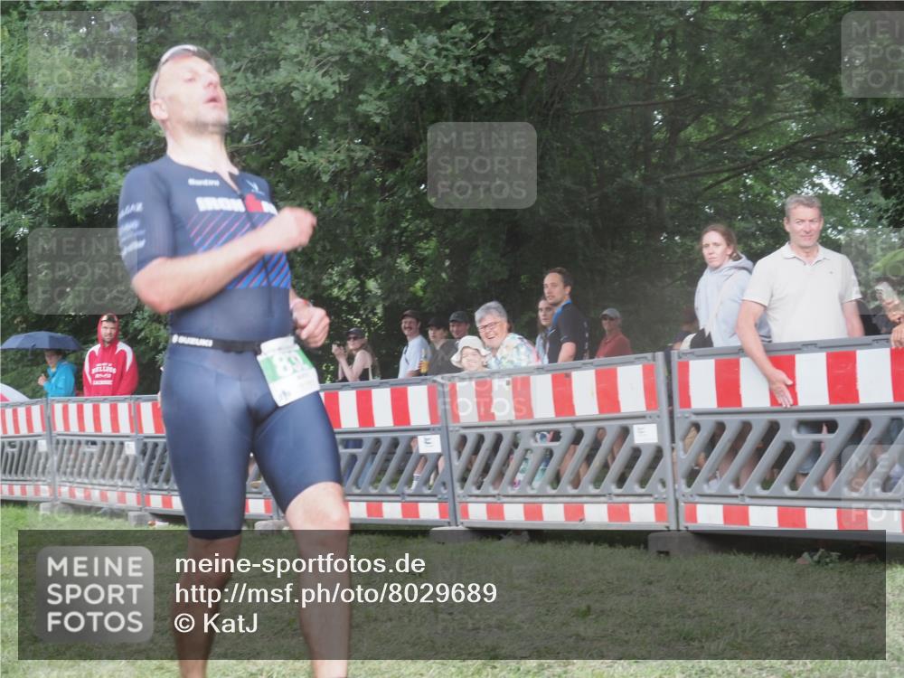 21.06.2025 - 27. Vierlanden-Triathlon KatJ http://msf.ph/oto/8029689 15.06.2025 13:35:45 Ziel 832 meine-sportfotos.de