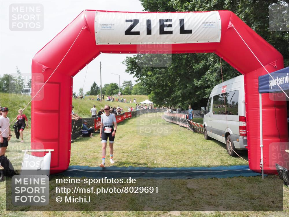 21.06.2025 - 27. Vierlanden-Triathlon MichiJ http://msf.ph/oto/8029691 15.06.2026 12:24:05 Ziel  meine-sportfotos.de