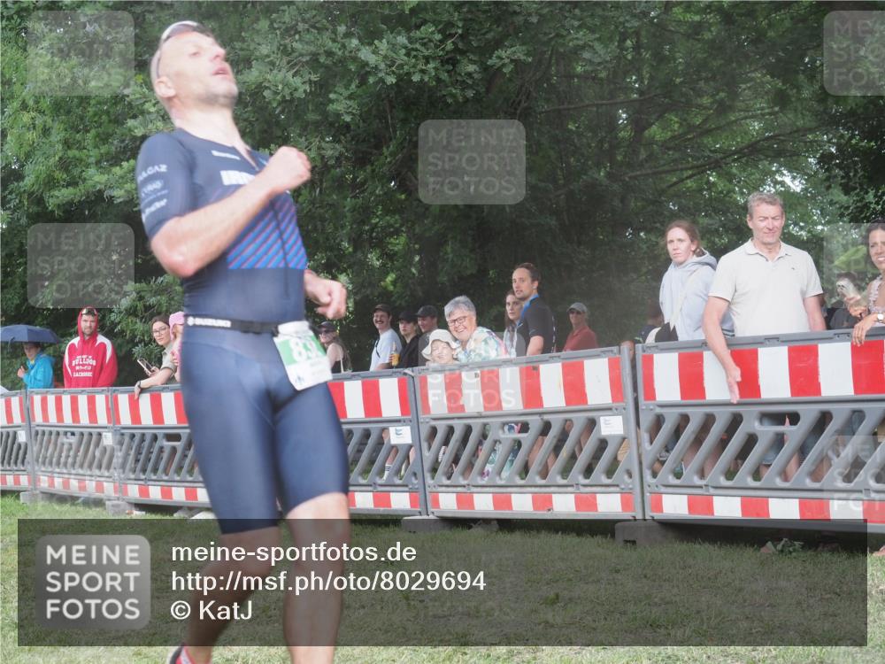 21.06.2025 - 27. Vierlanden-Triathlon KatJ http://msf.ph/oto/8029694 15.06.2025 13:35:45 Ziel 832 meine-sportfotos.de