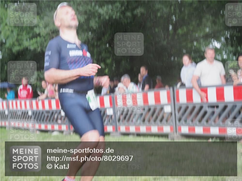 21.06.2025 - 27. Vierlanden-Triathlon KatJ http://msf.ph/oto/8029697 15.06.2025 13:35:45 Ziel 832 meine-sportfotos.de