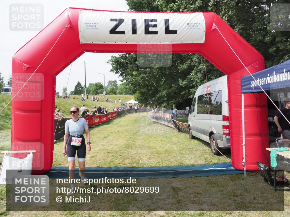 21.06.2025 - 27. Vierlanden-Triathlon MichiJ http://msf.ph/oto/8029699 15.06.2026 12:24:06 Ziel  meine-sportfotos.de