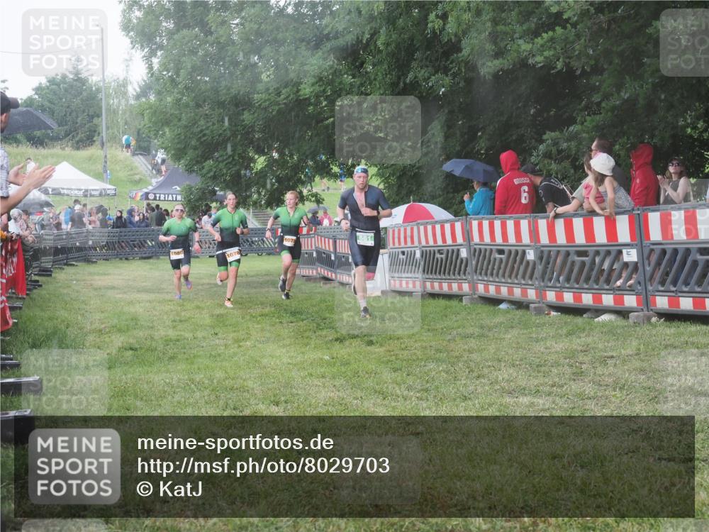 21.06.2025 - 27. Vierlanden-Triathlon KatJ http://msf.ph/oto/8029703 15.06.2025 13:36:08 Ziel 681, 1078, 1079, 1080 meine-sportfotos.de