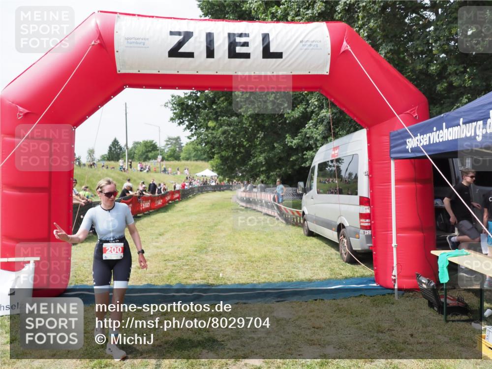 21.06.2025 - 27. Vierlanden-Triathlon MichiJ http://msf.ph/oto/8029704 15.06.2026 12:24:07 Ziel  meine-sportfotos.de