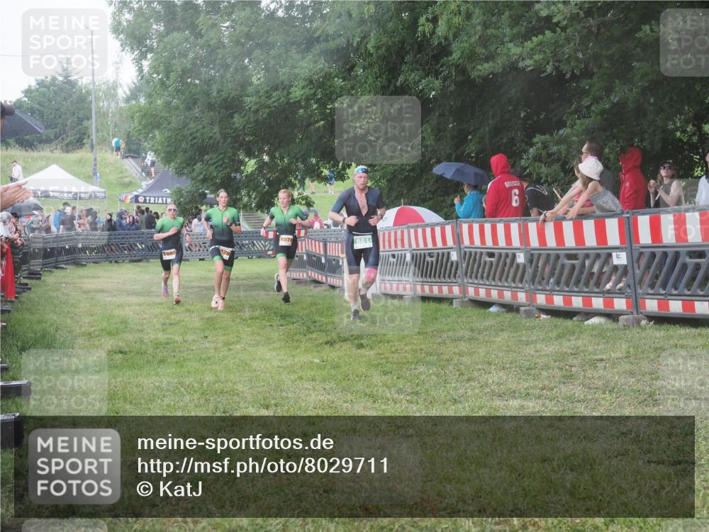 21.06.2025 - 27. Vierlanden-Triathlon KatJ http://msf.ph/oto/8029711 15.06.2025 13:36:08 Ziel 681, 1078, 1079, 1080 meine-sportfotos.de