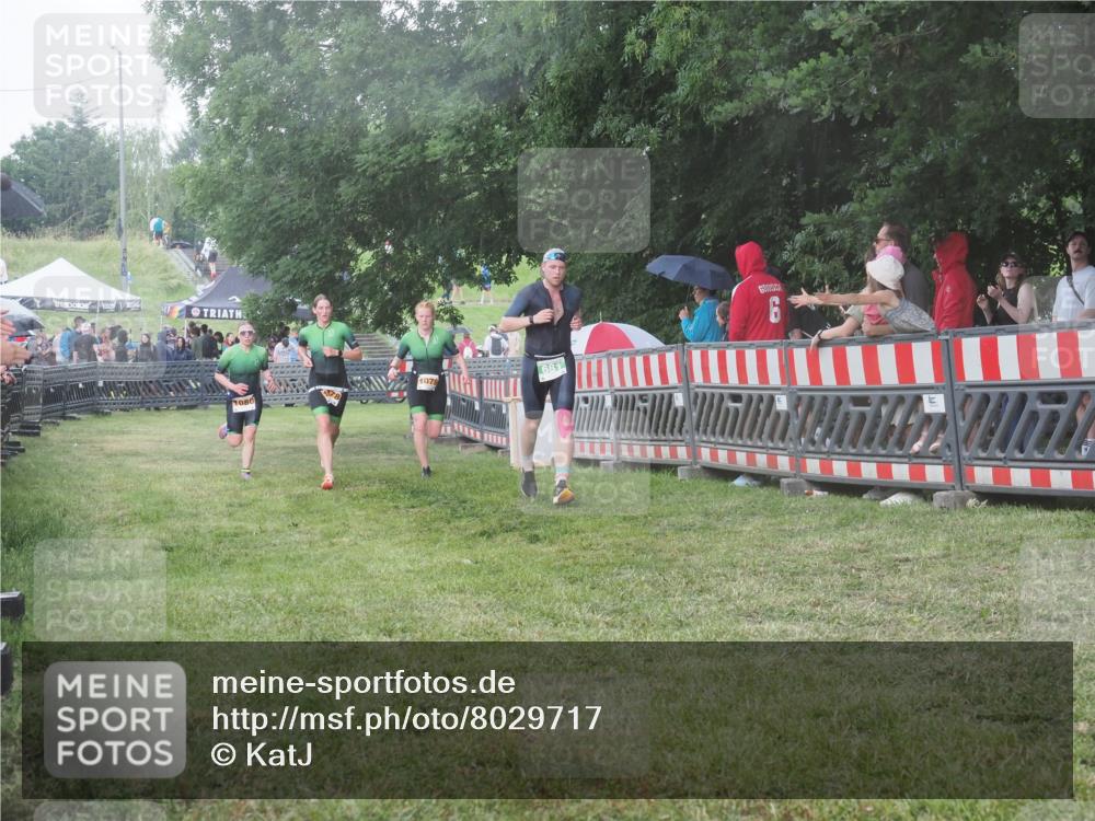 21.06.2025 - 27. Vierlanden-Triathlon KatJ http://msf.ph/oto/8029717 15.06.2025 13:36:09 Ziel 681, 1078, 1079, 1080 meine-sportfotos.de