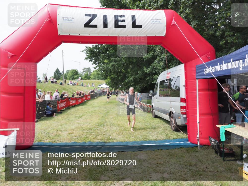 21.06.2025 - 27. Vierlanden-Triathlon MichiJ http://msf.ph/oto/8029720 15.06.2026 12:24:47 Ziel 866 meine-sportfotos.de