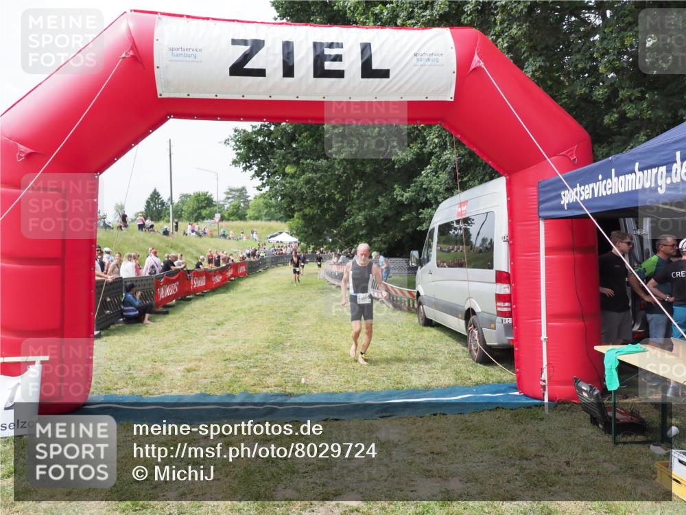 21.06.2025 - 27. Vierlanden-Triathlon MichiJ http://msf.ph/oto/8029724 15.06.2026 12:24:47 Ziel 866 meine-sportfotos.de