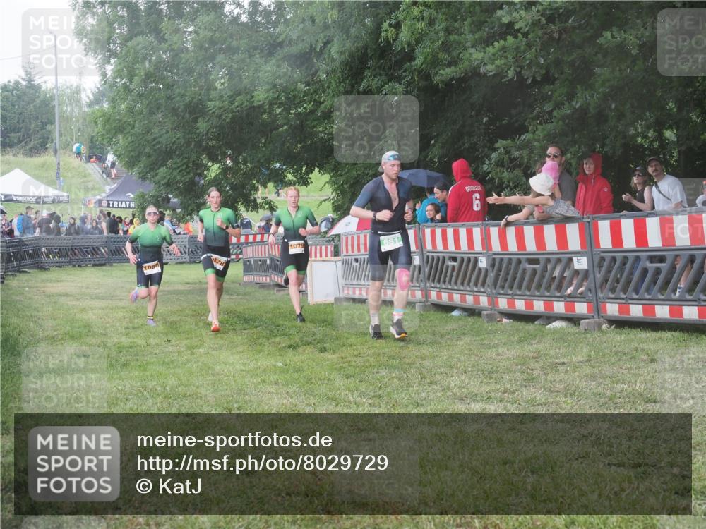 21.06.2025 - 27. Vierlanden-Triathlon KatJ http://msf.ph/oto/8029729 15.06.2025 13:36:09 Ziel 681, 1078, 1079, 1080 meine-sportfotos.de