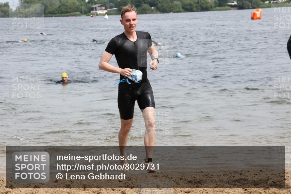15.06.2025 - 27. Vierlanden-Triathlon Lena Gebhardt http://msf.ph/oto/8029731 15.06.2025 11:06:01 Schwimmen 670, 779, 817, 819, 855 meine-sportfotos.de