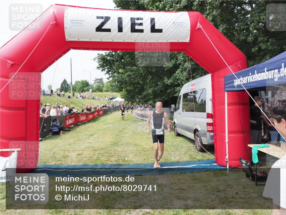 21.06.2025 - 27. Vierlanden-Triathlon MichiJ http://msf.ph/oto/8029741 15.06.2026 12:24:48 Ziel 866 meine-sportfotos.de