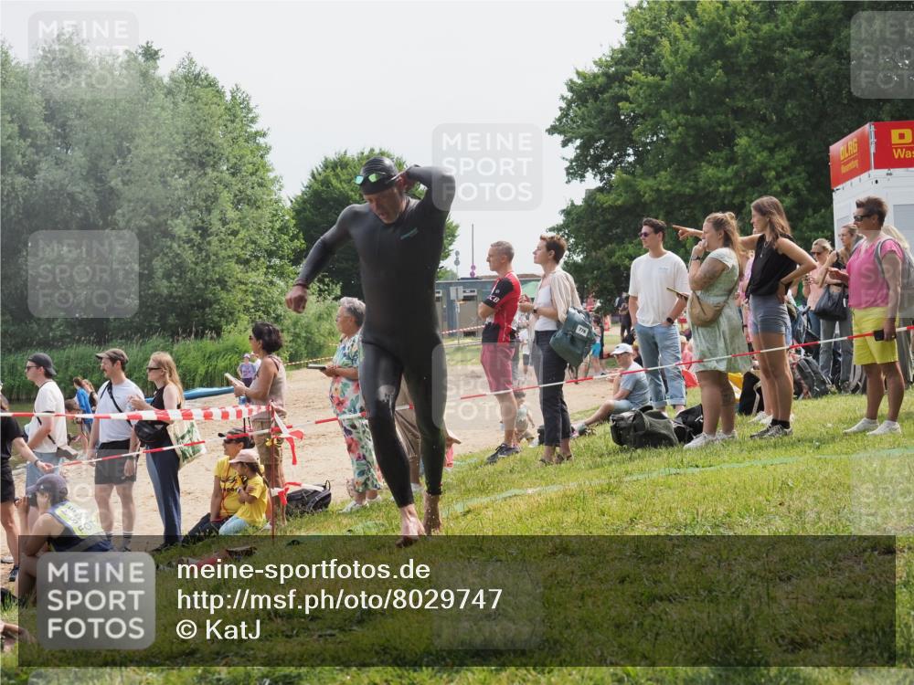 15.06.2025 - 27. Vierlanden-Triathlon KatJ http://msf.ph/oto/8029747 15.06.2025 11:05:58 Schwimmen 779, 819, 837 meine-sportfotos.de
