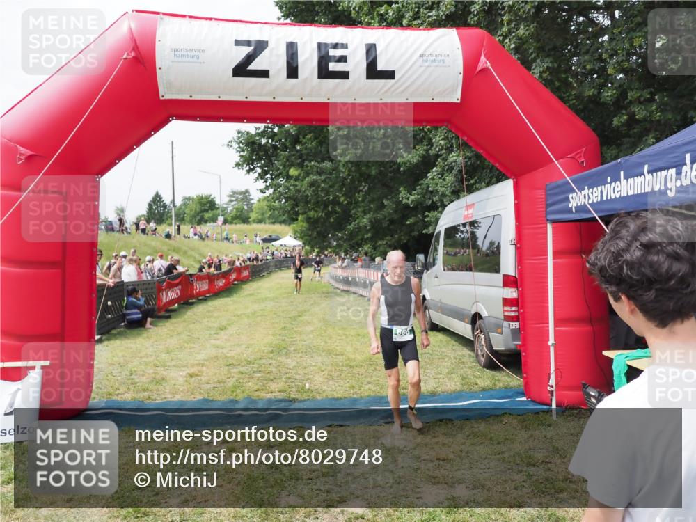 21.06.2025 - 27. Vierlanden-Triathlon MichiJ http://msf.ph/oto/8029748 15.06.2026 12:24:48 Ziel 866 meine-sportfotos.de