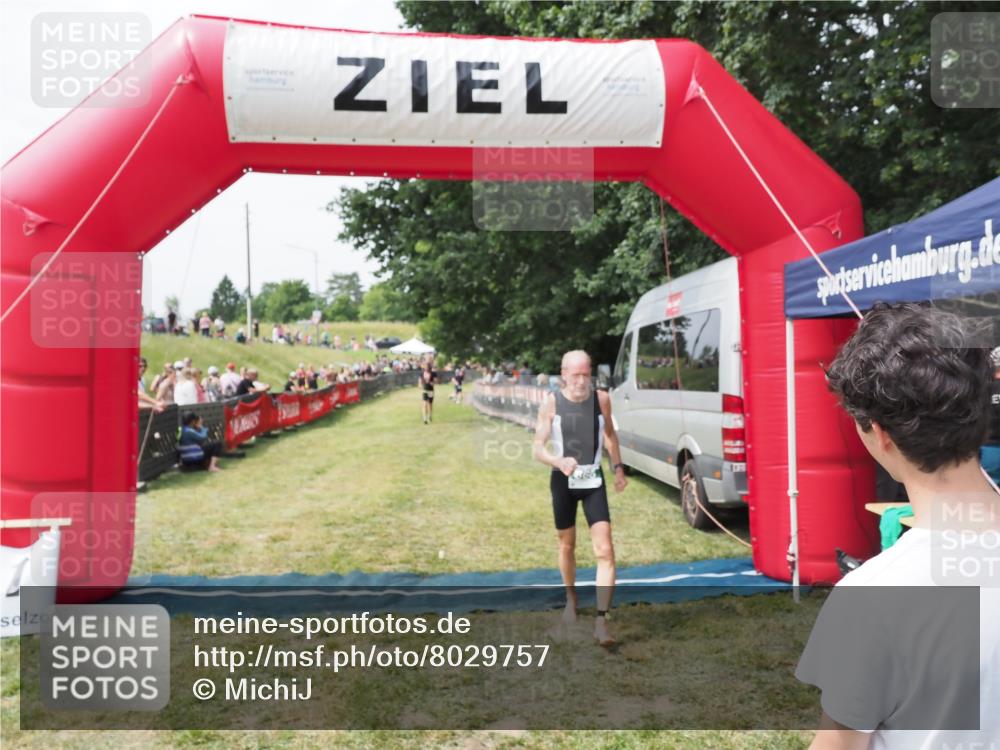 21.06.2025 - 27. Vierlanden-Triathlon MichiJ http://msf.ph/oto/8029757 15.06.2026 12:24:48 Ziel 866 meine-sportfotos.de