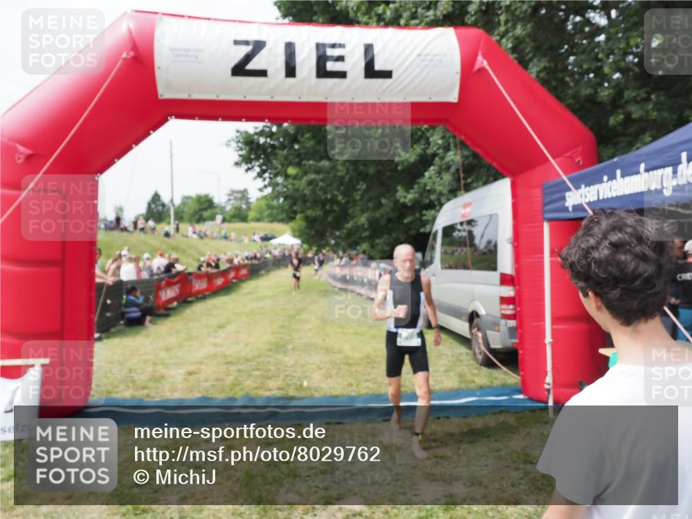 21.06.2025 - 27. Vierlanden-Triathlon MichiJ http://msf.ph/oto/8029762 15.06.2026 12:24:48 Ziel 866 meine-sportfotos.de