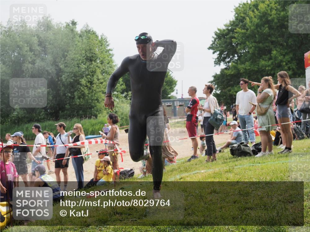 15.06.2025 - 27. Vierlanden-Triathlon KatJ http://msf.ph/oto/8029764 15.06.2025 11:05:59 Schwimmen 779, 819, 837 meine-sportfotos.de