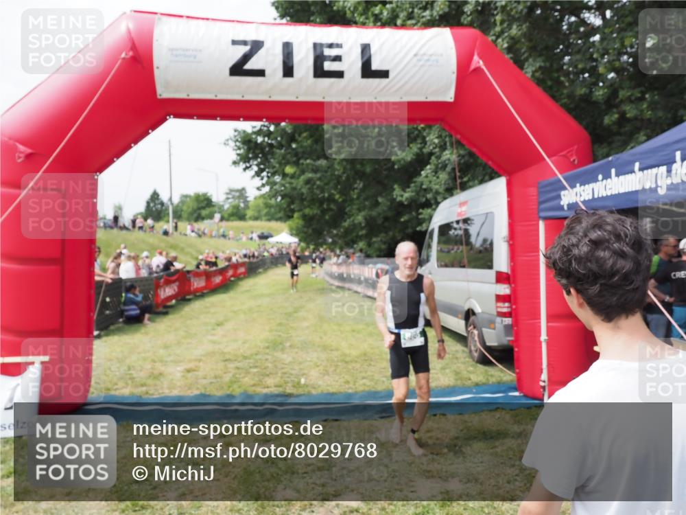 21.06.2025 - 27. Vierlanden-Triathlon MichiJ http://msf.ph/oto/8029768 15.06.2026 12:24:48 Ziel 866 meine-sportfotos.de