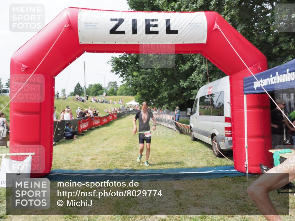 21.06.2025 - 27. Vierlanden-Triathlon MichiJ http://msf.ph/oto/8029774 15.06.2026 12:24:54 Ziel 17, 866 meine-sportfotos.de