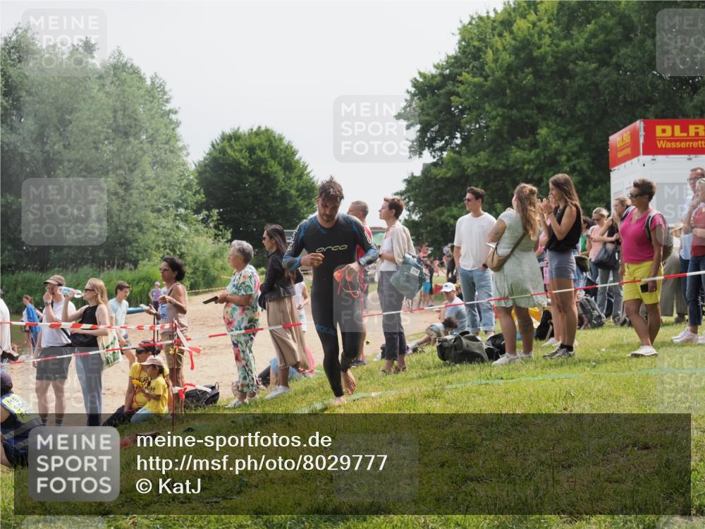 15.06.2025 - 27. Vierlanden-Triathlon KatJ http://msf.ph/oto/8029777 15.06.2025 11:06:01 Schwimmen 670, 779, 817, 819 meine-sportfotos.de