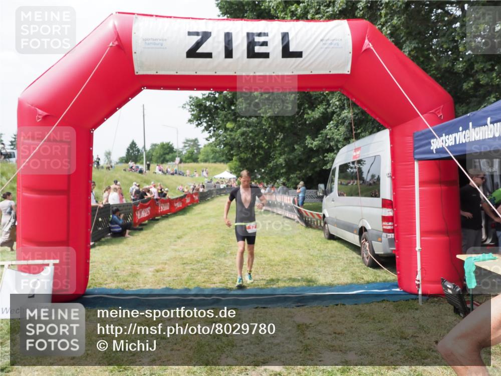 21.06.2025 - 27. Vierlanden-Triathlon MichiJ http://msf.ph/oto/8029780 15.06.2026 12:24:54 Ziel 17, 866 meine-sportfotos.de