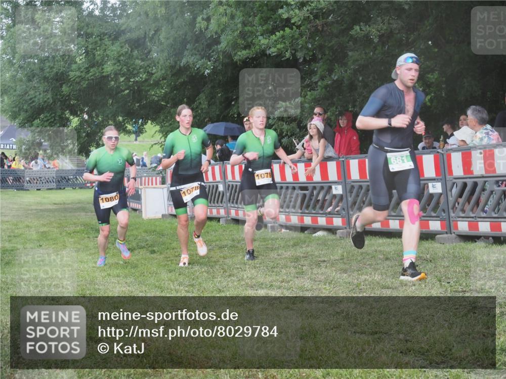 21.06.2025 - 27. Vierlanden-Triathlon KatJ http://msf.ph/oto/8029784 15.06.2025 13:36:11 Ziel 681, 819, 1078, 1079, 1080 meine-sportfotos.de