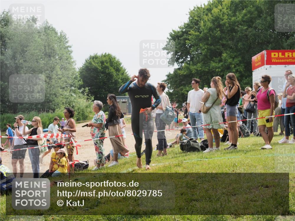 15.06.2025 - 27. Vierlanden-Triathlon KatJ http://msf.ph/oto/8029785 15.06.2025 11:06:02 Schwimmen 670, 779, 817, 819 meine-sportfotos.de