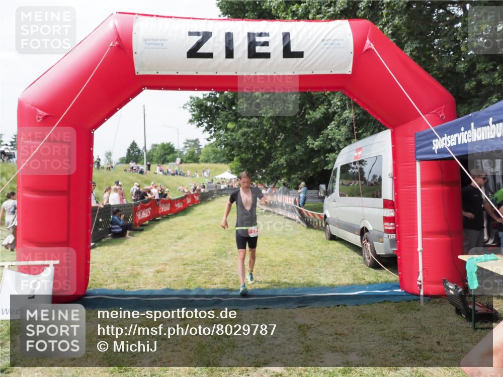 21.06.2025 - 27. Vierlanden-Triathlon MichiJ http://msf.ph/oto/8029787 15.06.2026 12:24:54 Ziel 17, 866 meine-sportfotos.de
