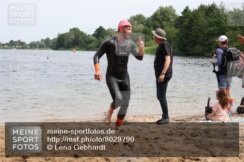 15.06.2025 - 27. Vierlanden-Triathlon Lena Gebhardt http://msf.ph/oto/8029790 15.06.2025 11:06:07 Schwimmen 670, 817, 819, 855, 857 meine-sportfotos.de