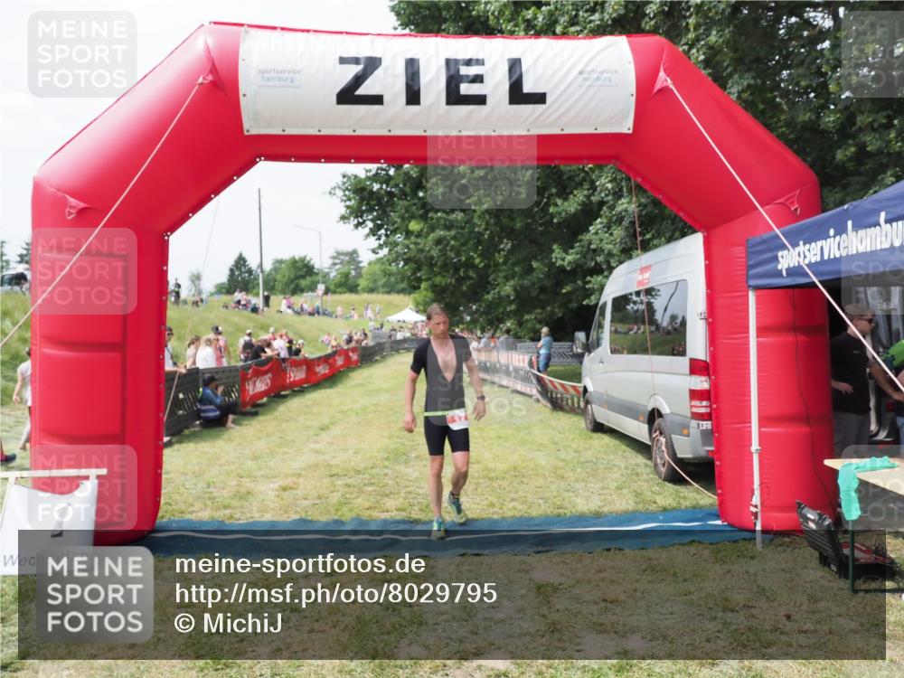 21.06.2025 - 27. Vierlanden-Triathlon MichiJ http://msf.ph/oto/8029795 15.06.2026 12:24:55 Ziel 17 meine-sportfotos.de
